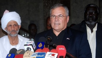 US special envoy Scott Gration (C) speaks during a press conference after meeting with Sudanese presidential advisor Ghazi Salaheddin (L) and Sudanese Minister of Investment Malek Agar Ayar of Sudan People's Liberation Movement (SPLM) in Khartoum on July 21, 2009 (AFP)