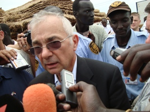 UNMIS chief speaking to reporters in Abyei after the award of Abyei Tribunal on July 22, 2009 (photo by Ngor Arol Garang -ST)