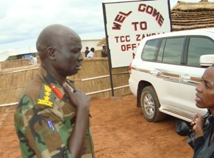 Commander of Abyei JIUs, Colonel Valentino Tokmac, speaking to reporters, on July 29, 2009 (photo Ngor Arol Garang -ST)