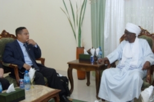 Sudan’s VP Ali Osman Taha meets with US Congressman Keith Ellison in Khartoum, on August 5, 2009 (photo SUNA)