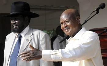 Uganda's President Yoweri Museveni (R) gestures after a joint news conference with South Sudanese President Salva Kiir (Reuters)
