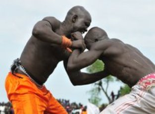 The contesdants Majok Jok (L) and Panther Khor (R) fight only to draw (photo Philip Thon Aleu -ST)