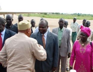 Sudanese opposition leader Sadiq Al-Mahdi welcomed at Juba airport by SPLM SG Pagan Amum and his deputy for southern Sudan Anne Itto on September 3, 2009 (SPLM)