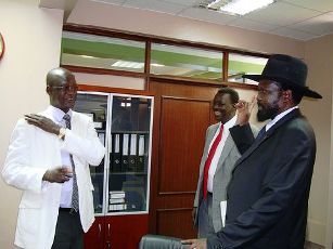 Telar Deng (L) speaking with Sudan FVP Salva Kiir (R) while GOSS minister Luka Biong listens in Juba on April 6, 2009 (Photo by Lomayat)