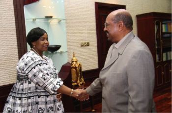 South African International Relations and Cooperation Minister Maite Nkoana-Mashabane (left) shaking hands with Sudanese president Omer Hassan Al-Bashir September 15, 2009 (Al-Rayaam)