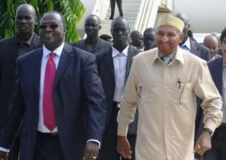 Sadiq Al-Mahdi leader of Sudanese opposition Umma party welcomed by South Sudan Vice-President Dr. Riek Machar after his arrival in Juba on September 3, 2009 (photo SPLM)