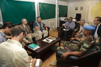 US Special Envoy (clockwise fourth from left) meets UNAMID DJSR for Operations and Management (fifth from left) and UNAMID Force Commander (far right) at UNAMID headquarters, El Fasher, 13 September 2009 (Photo Olivier Chassot - UNAMID)