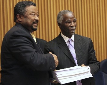 Former South African President Thabo Mbeki (R) hands to the chairperson of African Union Commission Jean Ping, the report compiled by the high level panel on the Darfur crisis, at the African Union (AU) headquarters in Ethiopia's capital Addis Ababa, October 8, 2009 (Reuters)