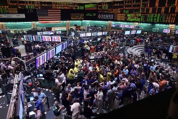 Traders in crude oil and natural gas options work on the floor of the New York Mercantile Exchange (AFP)