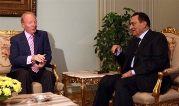 Egyptian President Hosni Mubarak (R) receives French interior minister Brice Hortefeux (L) in his offices in Cairo on October 26, 2009 (AFP)