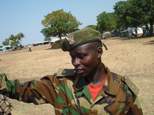 JIU’s Lt Hassan Abduallah briefing Ngor Arol Garang at Anak Diar Market on Wednesday November 4, 2009 (ST)