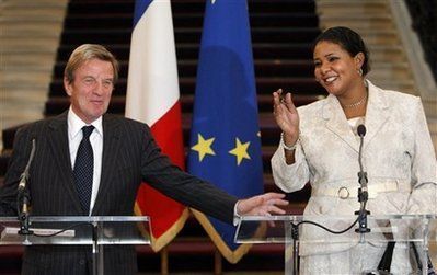 French Foreign Minister Bernard Kouchner, left, gestures towards Sudanese journalist Lubna Hussein during a press conference in Paris, Tuesday Nov. 24, 2009. (AP)