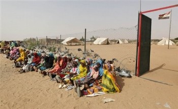 Displaced Sudanese women and children seeking medical treatment line up outside the Egyptian military field hospital at Abu Shouk refugee camp, outside the Darfur town of al-Fasher, Sudan Thursday, March 26, 2009 (AP)