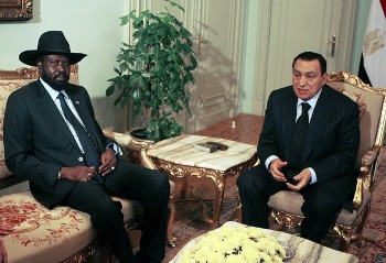 South Sudan's President Salva Kiir sits next to Egyptian President Hosni Mubarak (R) during their meeting in Cairo October 26, 2009 (Reuters)