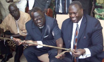 Dr. Riek Gai Kok (c) and Dr. Riek Machar Teny (R) look at Ngundeng’s dang as Jonglei state’s Deputy Governor,Hussein Mar Nyuot (L) looks on, Juba, November 27, 2009, (Picture by James G. Dak, ST)