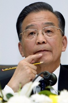 Chinese Premier Wen Jiabao attends a news conference following the opening of the 4th Ministerial Conference of the Sino-African Forum in Egypt, at the Red Sea resort of Sharm El-Sheikh, November 8, 2009 (Reuters)