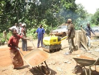 Villagers work in a road construction project at Gangura Payam 20 km from Yambio (Photo by Hellen Kiconco)