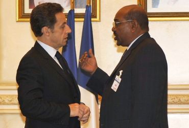 Sudanese President Al-Bashir talks with his French counterpart Sarkozy in Doha, November 29, 2008