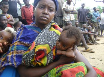 A woman displaced with her childern after LRA attacks in WES (photo R. Ruati)