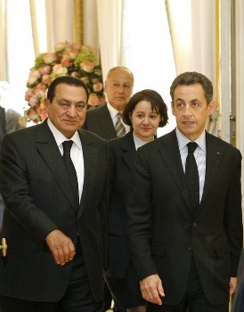 France's President Nicolas Sarkozy and Egypt's President Hosni Mubarak arrive for a ceremony at the Elysee Palace in Paris December 14, 2009 (Reuters)