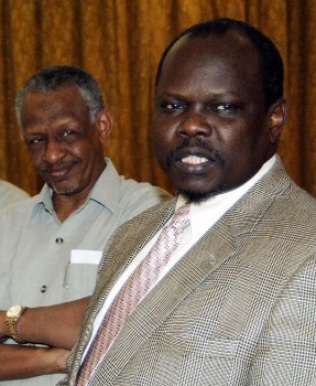 Sudan People's Liberation Movement (SPLM) secretary general Pagan Amum (R) and Nafie Ali Nafie, presidential advisor and member of the northern ruling National Congress Party, address a news conference in the capital Khartoum December 13, 2009 (Reuters)