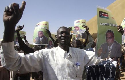 A supporter holds a poster of Sudan People's Liberation Movement (SPLM) presidential candidate Yasir Arman at Khartoum airport January 21, 2010. (Reuters)