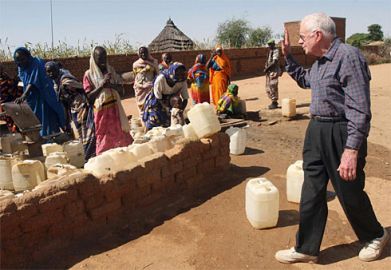 Mr. Jimmy Carter greetings women during his last visit to Sudan in 2007 (Reuters)