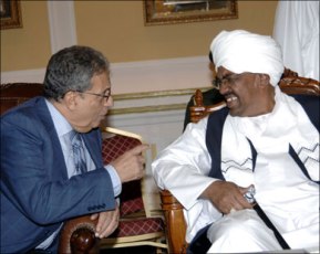 Sudanese president Omer Hassan Al-Bashir (R) and Arab League Secretary General Amr Moussa (L) February 14, 2010 (EPA)