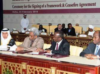 Sudan’s top negotiator Amin Hassan Omer (L) and JEM representative Ahmed Tugod sign an agreement in Doha February 23, while Al-Mahmoud (L) of Qatar and joint mediator Bassole sit besides them (photo QNA)