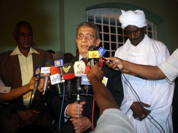 Arab League chief Amr Moussa talks to the media in Khartoum March 7, 2009 (Xinhua)