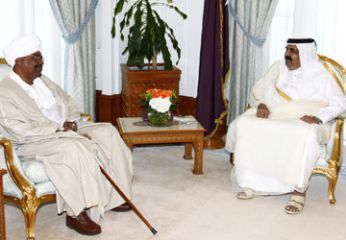 Emir of Qatar, Sheikh Hamad bin Khalifa al-Thani meets Sudan's President Omar Hassan Al-Bashir (R) at his office in the capital Doha, February 3, 2010. (QNA)