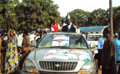 Photo of Col Joseph Bakosoro surrounded by truckloads of supporters - courtesy of Gift Friday (ST)