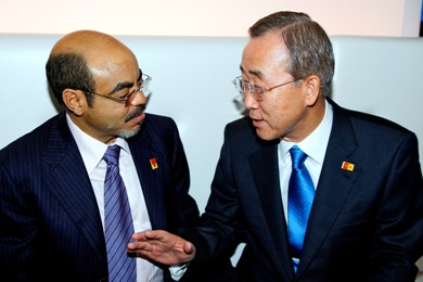Ban Ki-Moon converses with Ethiopian PM Meles Zenawi at the G-20 in Pittsburgh, Pennsylvania on  Sept. 25 2009 (UN)