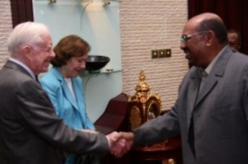 Sudanese president Omer Hassan Al-Bashir and former US president Jimmy Carter shake hands at the presidential palace in Khartoum on 9 February 2010 (SUNA)