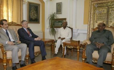 President Omer Al-Bashir (right) meets with Andre Parant (2nd-left) and the French ambassador Patrick Nicoloso at his office in Khartoum, Feb 7, 2010. (AFP)