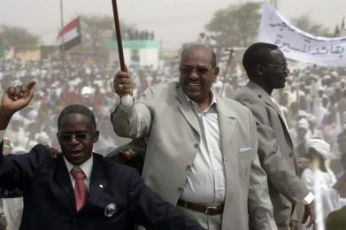 FILE - Sudanese president Omer Hassan Al-Bashir (C) waves his trademark cane during a visit to the city of Zalingei in West Darfur on April 7, 2009 (Gettey)