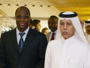AU-UN mediator for Darfur Djibril Bassole (L) arrives with Qatar's state FM Ahmed bin Abdullah al-Mahmud, at a meeting with a rebel group in Doha, Jan 26, 2010. (Reuters)