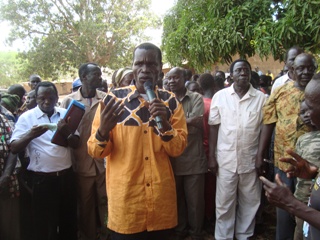 Col Bakosoro in Mundri addressing a crowd of his cheerful supporters (ST)