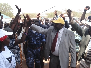 Chol_Tong_Mayay_in_crowd_of_his_supporters.jpg