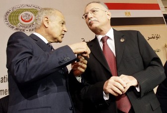 Secretary-General of the Organisation of the Islamic Conference Ekmeleddin Ihsanoglu (R) speaks with Egypt's Foreign Minister Ahmad Aboul Gheit during the international conference for reconstruction and development in Darfur of Sudan in Cairo March 21, 2010 (Reuters)