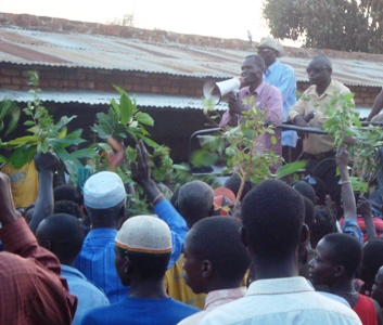 Joseph Bakosoro, speaking to his supporters who wave mango leaves and branches in Ezo (ST)
