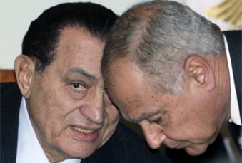 Egyptian foreign minister Ahmed Aboul-Gheit listens to president Hosni Mubarak (AFP)