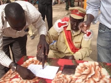 Tonj_East_County_chief_signs_Wunlit_peace.jpg