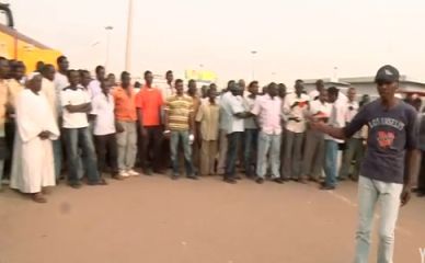 A Grifina activist addressing the public in Khartoum streets (photo from a video posted at Girifina.com)