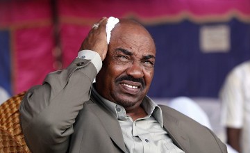 Sudan's President Omer Hassan al-Bashir wipes his head during an election campaign in Bashir's hometown of Shandi, 317 km (197 miles) outside Khartoum April 7, 2010 (Reuters)