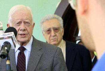 Former U.S. President Jimmy Carter (L) speaks to the media after meeting Sudan's President Omar Hassan al-Bashir in Khartoum April 10, 2010 (Reuters)