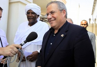 U.S. envoy to Sudan, Scott Gration (R), smiles at reporters after his meeting with vice secretary general of the national elections commission Abdullah Ahmad Abdullah (L) in Khartoum, April 3, 2010 (Reuters)