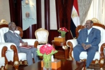 Former South African President Thabo Mbeki (L) meeting with Sudanese President Omer Hassan al-Bashir in Khartoum April 25, 2010 (SUNA)