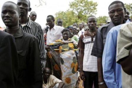 Southern Sudanese line up to vote at a poling station in Juba, Sunday April 11, 2010.  (AP)