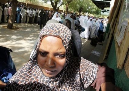 Sudanese crowd outside a polling station in Khartoum, Sunday, April 11, 2010 (AP)